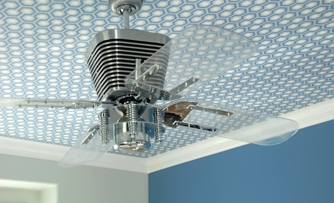 Как наклеить обои на потолок